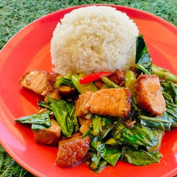 คะน้าหมูกรอบ