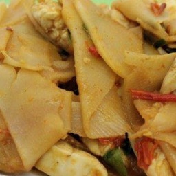 ข้าวหน้าอกไก่ผัดหน่อไม้ดองใบโหระพา
