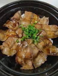 ข้าวหน้าหมูสามชั้นย่างซอสกินฉ่ำ