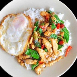 กระเพราไก่ราดข้าว