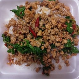 กระเพราหมูสับราดข้าว