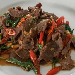 เนื้อริบอายผัดกะเพรา