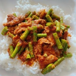 ผัดพริกแกงหมู