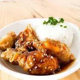 ข้าวไก่ทอดซอสกระเทียมกรอบ