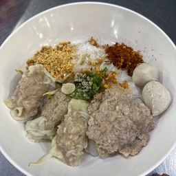 เส้นใหญ่เกี้ยวหมูเด้งแห้งยำ