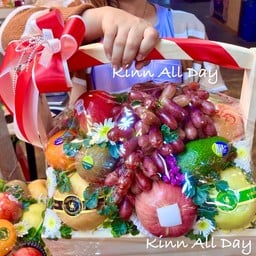 กระเช้าผลไม้สดพรีเมี่ยม องุ่นแดงไร้เมล็ด (กระเช้าไม้ ไซส์ L)