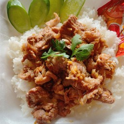 ข้าวหมูกระเทียม