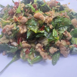 เป็ดผัดใบยี่หร่าสด