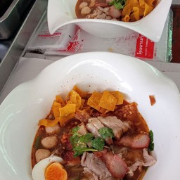 เตี๋ยวต้มยำหมูกรอบ