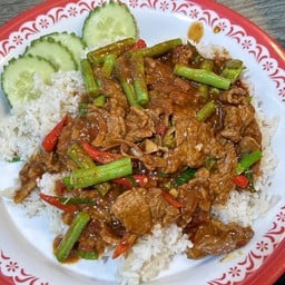 ผัดพริกแกงเนื้อถาด