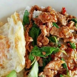 กระเพราหมูชิ้นราดข้าว