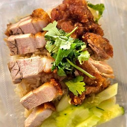 ข้าวมันไก่ทอดกับหมูกรอบ