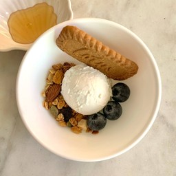 กรีกโยเกิร์ต+biscoff,บลูเบอร์รี่+กราโนล่า+ฟรีน้ำผึ้ง
