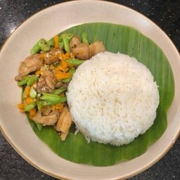 ไก่ผัดพริกเหลือง (ราดข้าว)
