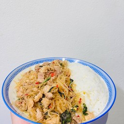 ข้าวกะเพราวุ้นเส้นหมูชิ้น