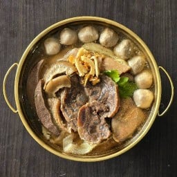 อิสรีย์ก๋วยเตี๋ยวเนื้อตุ๋น หมูตุ๋น