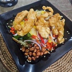 ยำไข่หมึกทอด