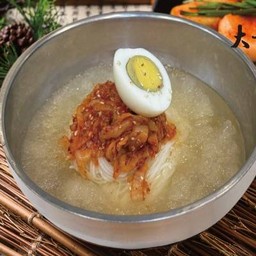 ก๋วยเตี๋ยวเย็นกิมจิ 김치말이국수