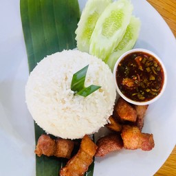 สามชั้นทอดน้ำปลา ราดข้าว