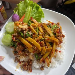 ข้าวกระเพราหน่อไม้หมูสับ