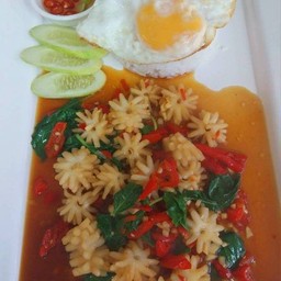 ข้าวกระเพราปลาหมึก Rice with basil stir-fried squid & egg