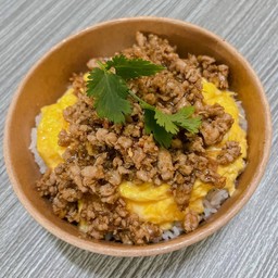 ข้าวหมูสับทอดกระเทียม + ไข่ข้น