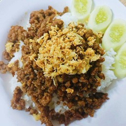 ข้าวราดเนื้อสับกระเทียมพริกไทย