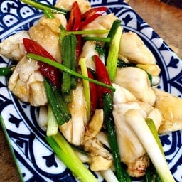 ปูก้อนผัดต้นหอม