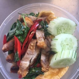 กระเพราหมูกรอบ ไข่ข้น