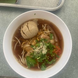 เฝอหมูกรอบ