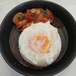 ข้าวกะเพราใส้กรอกเยอรมัน