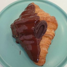 ครัวซองต์ ช็อกโกแลต ลาวาดิป