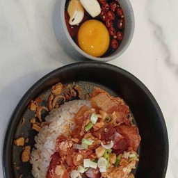 ข้าวผัดมันหมูกรอบ