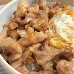 หมูหมักนุ่มน้ำมันหอยสมัยเด็กฉ่ำๆไข่ดาว ราดข้าว