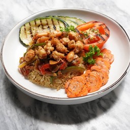 ข้าวหน้ากุ้งกับสมุนไพรและพริกหวาน