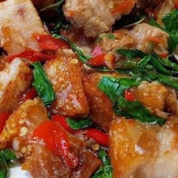 กระเพราในเฮือนแม่รัตนา By ตั้มเอียงเจียงใหม่ ห้วยใหญ่