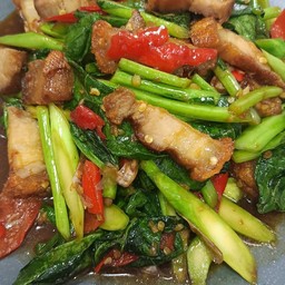 คะน้าหมูกรอบ (ราดข้าว)