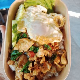 ข้าวกระเพราไก่ชิ้น