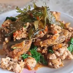 ข้าวกระเพราหมูสามชั้นไข่เยี่ยวม้า