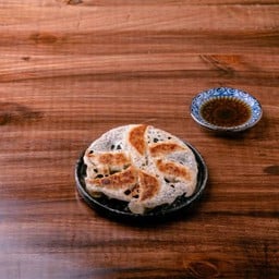 เกี๊ยวซ่าหมูโฮมเมด(ทอดน้ำ) 6 ชิ้น