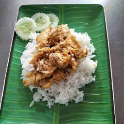 ข้าวหมูกระเทียมพริกไทย