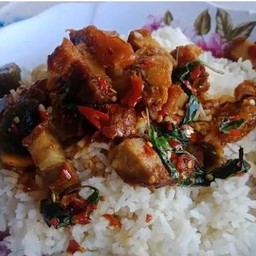 ข้าวกระเพราหมูกรอบไข่เยี่ยวม้า