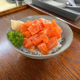 168 ข้าวหน้าแซลมอนสดหั่นเต๋า