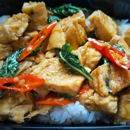 ข้าวกระเพรา ไข่เจียว