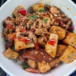 กระเพราสามเทพราดข้าว พร้อมไข่ดาว