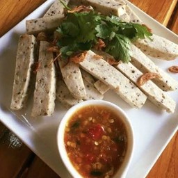 หมูยอลวกจิ้ม (Boiled Ubon sausage with dipping sauce)