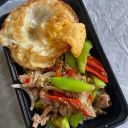 ข้าวราดเนื้อผัดพริกหยวก