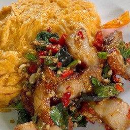 ข้าวไข่ข้น กะเพราหมูกรอบ