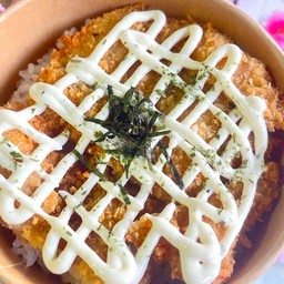 ข้าวหน้าไก่ทงคัตสึราดซอสซาวครีมชีส