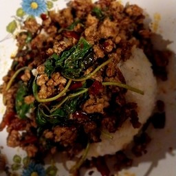 กระเพราหมูสับพริกแห้ง